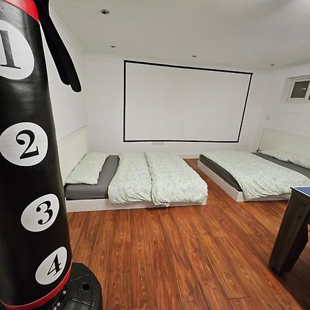 Large Annexe With Games Room Pool Table Ping Pong Air Hockey Movie Projector Windsor Exterior foto