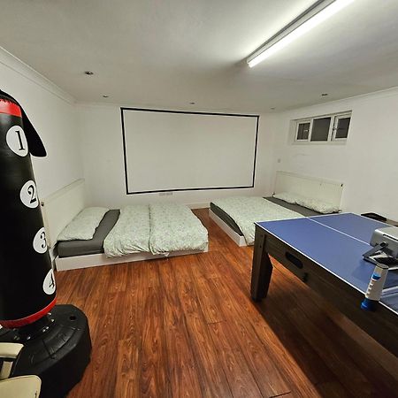 Large Annexe With Games Room Pool Table Ping Pong Air Hockey Movie Projector Windsor Exterior foto