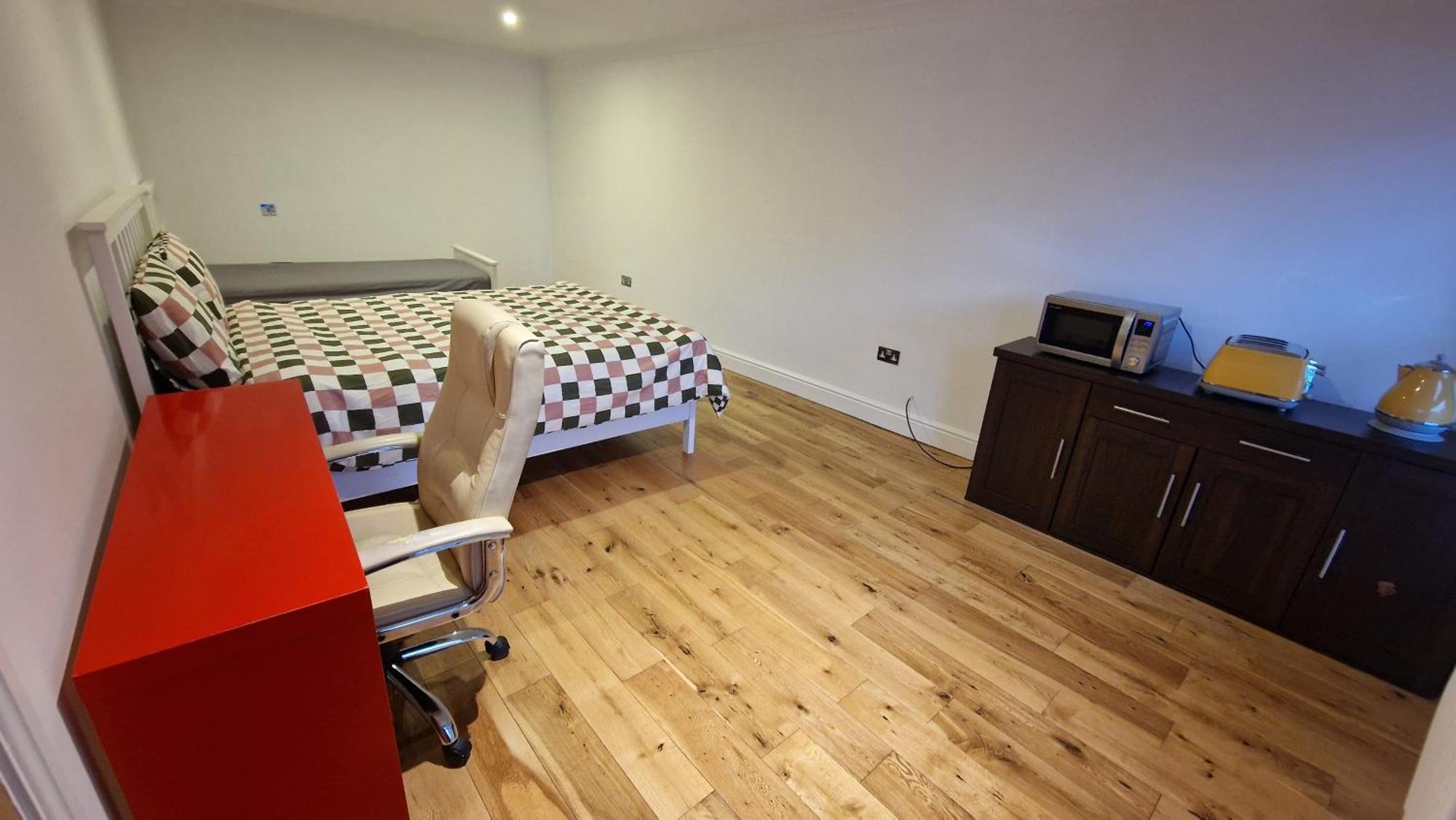 Large Annexe With Games Room Pool Table Ping Pong Air Hockey Movie Projector Windsor Exterior foto