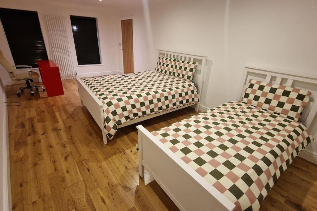 Large Annexe With Games Room Pool Table Ping Pong Air Hockey Movie Projector Windsor Exterior foto