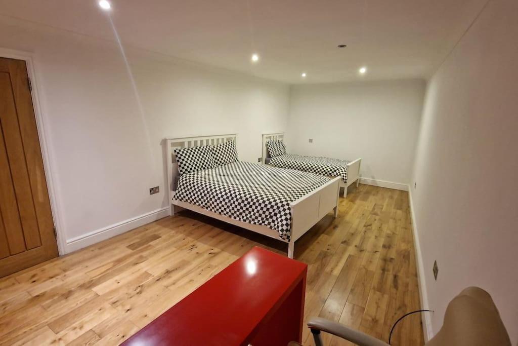 Large Annexe With Games Room Pool Table Ping Pong Air Hockey Movie Projector Windsor Exterior foto
