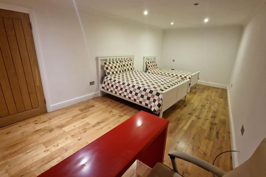 Large Annexe With Games Room Pool Table Ping Pong Air Hockey Movie Projector Windsor Exterior foto