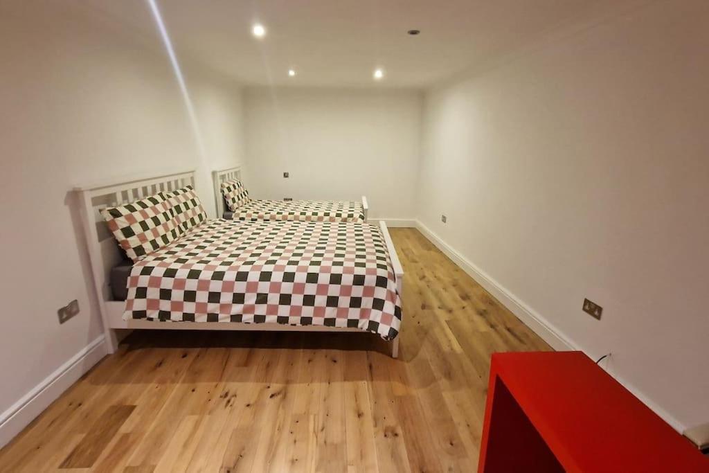 Large Annexe With Games Room Pool Table Ping Pong Air Hockey Movie Projector Windsor Exterior foto
