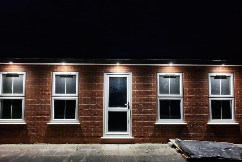 Large Annexe With Games Room Pool Table Ping Pong Air Hockey Movie Projector Windsor Exterior foto