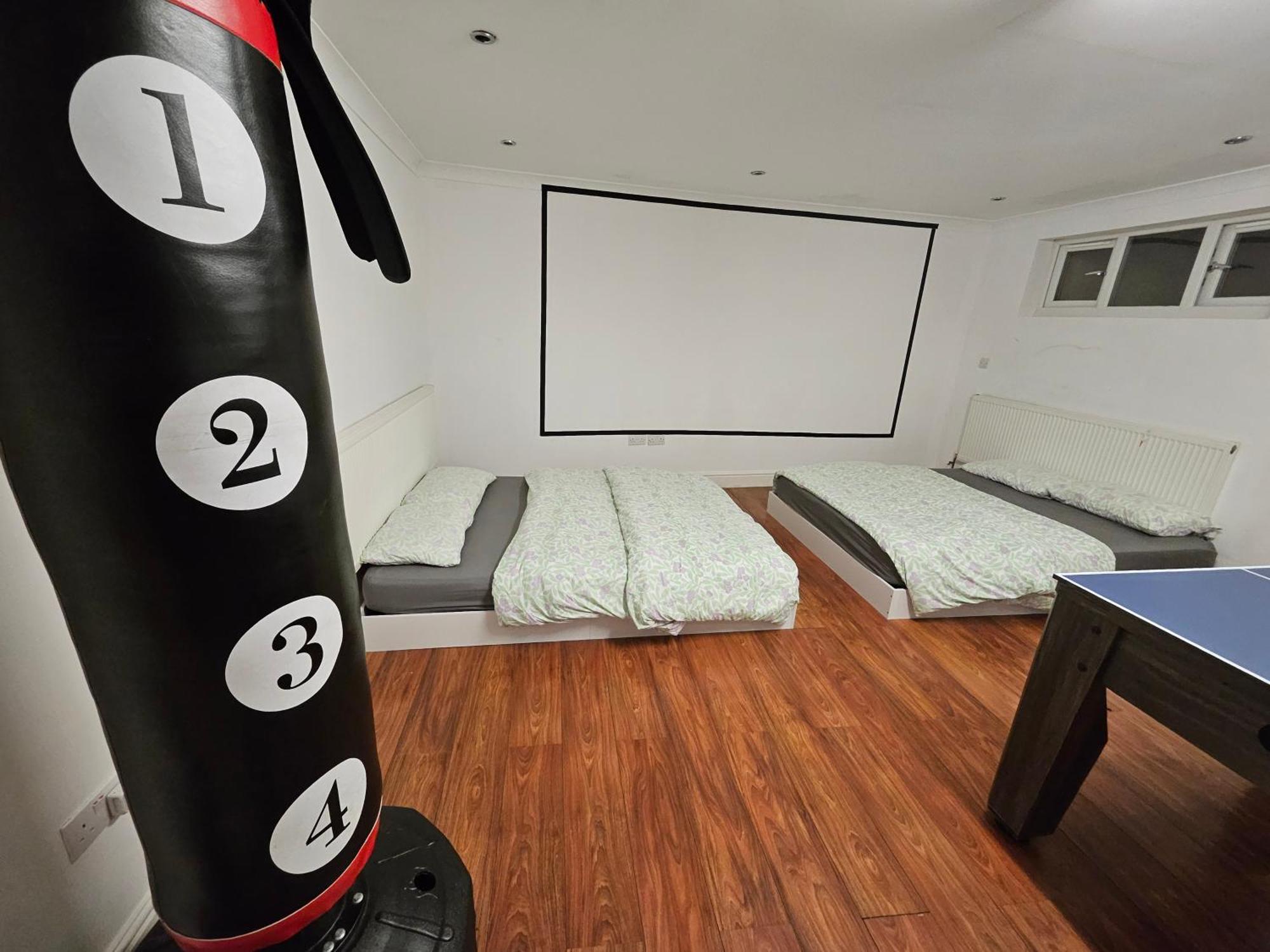 Large Annexe With Games Room Pool Table Ping Pong Air Hockey Movie Projector Windsor Exterior foto