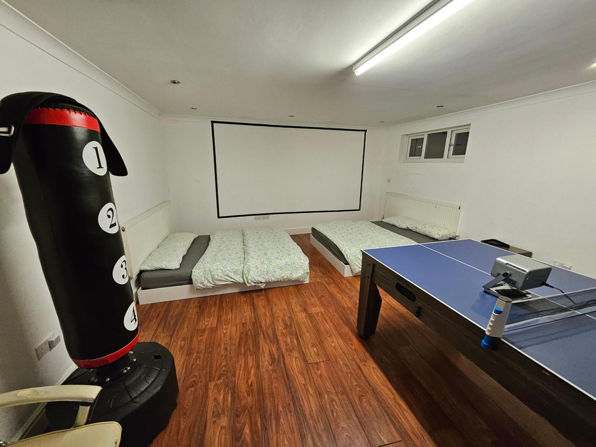 Large Annexe With Games Room Pool Table Ping Pong Air Hockey Movie Projector Windsor Exterior foto
